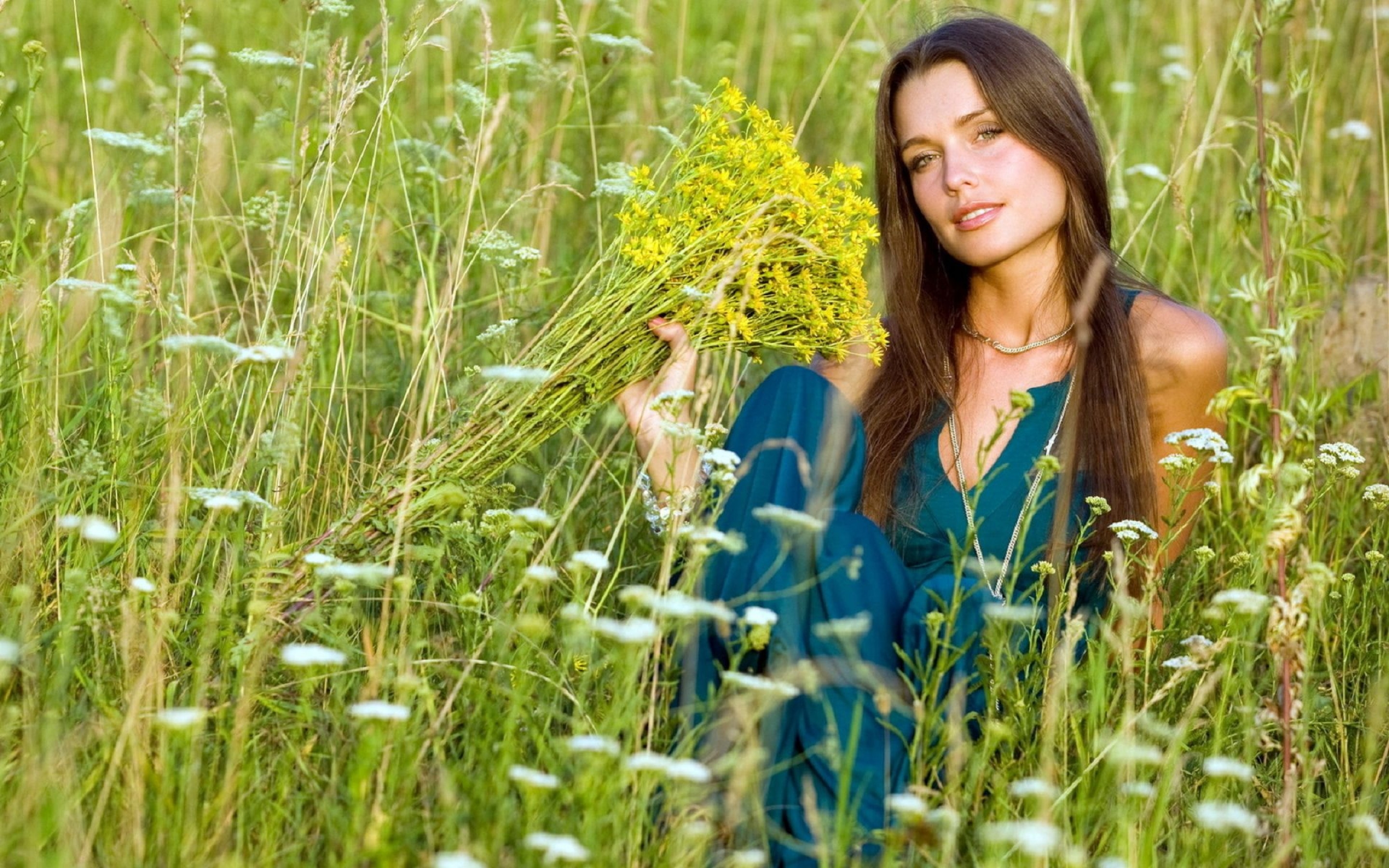 Красивая мокрая брюнетка на зеленой траве - фото эротика