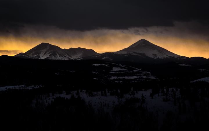 Setting sun behind mountains in Silverthorne All Mac wallpaper