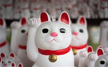 Japanese cat figurines MacBook Pro wallpaper