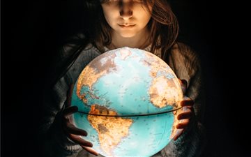The World in her hands All Mac wallpaper