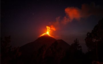 Volcano Acaytenango, Anti... MacBook Pro wallpaper