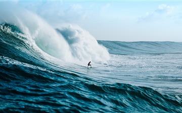 man surfing towards sea waves iMac wallpaper
