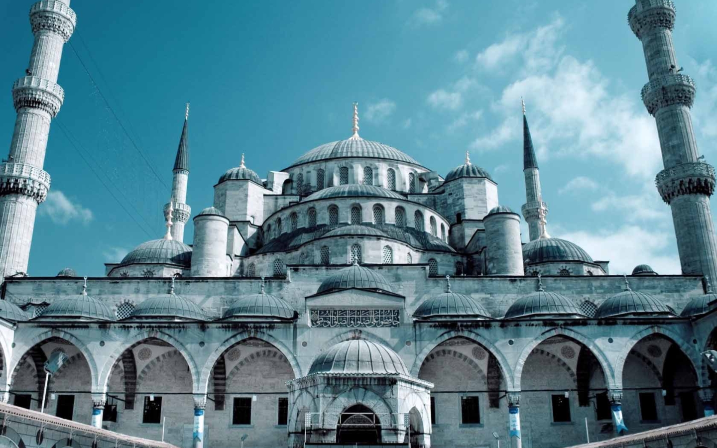 Hình nền Hagia Sophia Istanbul: Những hình nền về tòa thánh Hagia Sophia ở Istanbul sẽ đưa bạn vào một chuyến du hành đầy thú vị. Bạn sẽ được chiêm ngưỡng những tác phẩm kiến trúc độc đáo của thời Trung Cổ, và tận hưởng một không khí hoàn toàn khác biệt. Hãy tải xuống hình nền Hagia Sophia Istanbul của chúng tôi để trang trí cho máy tính của bạn.