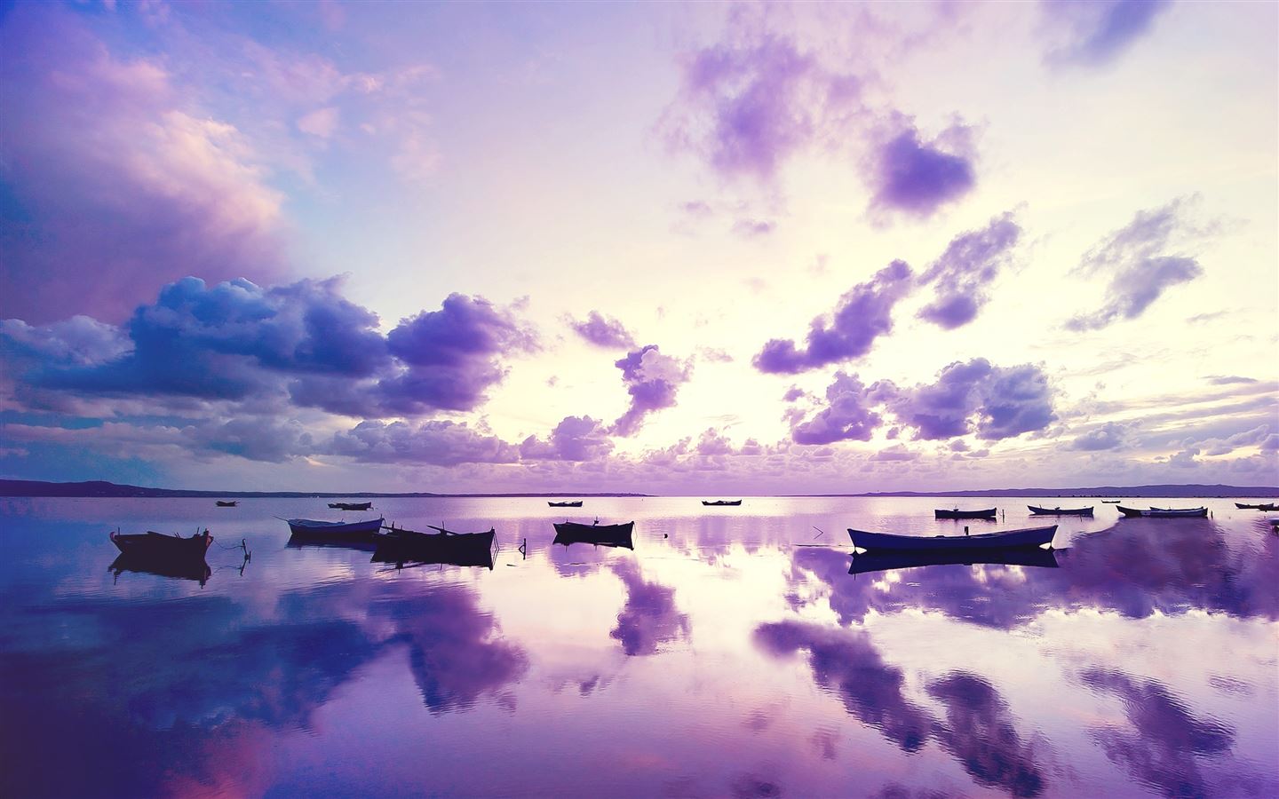 Cảm nhận bầu trời và biển cả trên màn hình Macbook của bạn với hình nền bình minh đầy màu sắc của đại dương. Một trải nghiệm thư giãn và cảm xúc sẽ đưa bạn đến với một thế giới mới.