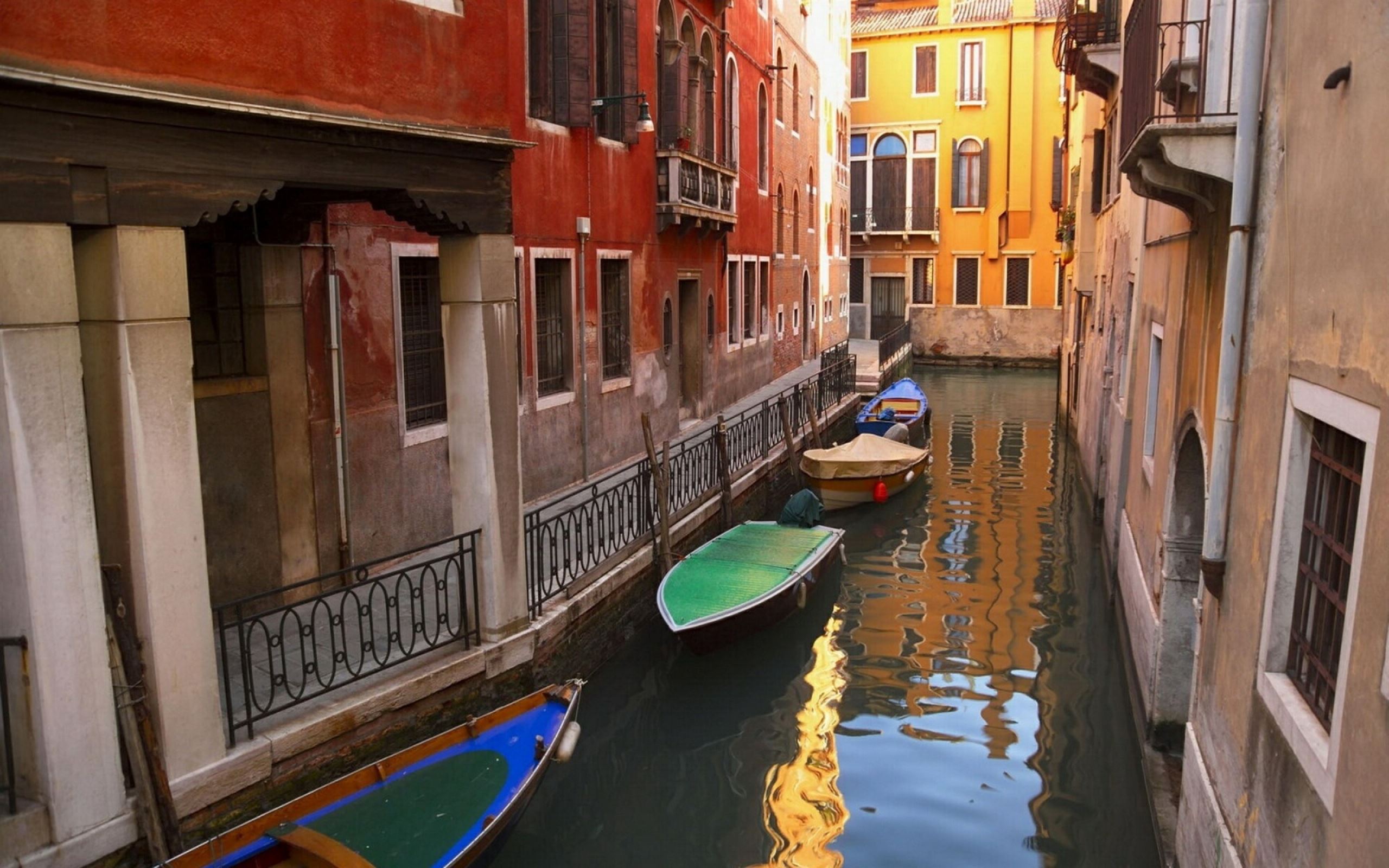 Река в венеции. Улица Венеции. Улочки Венеции. Узкие улочки Венеции. Улочки Калли Венеция.