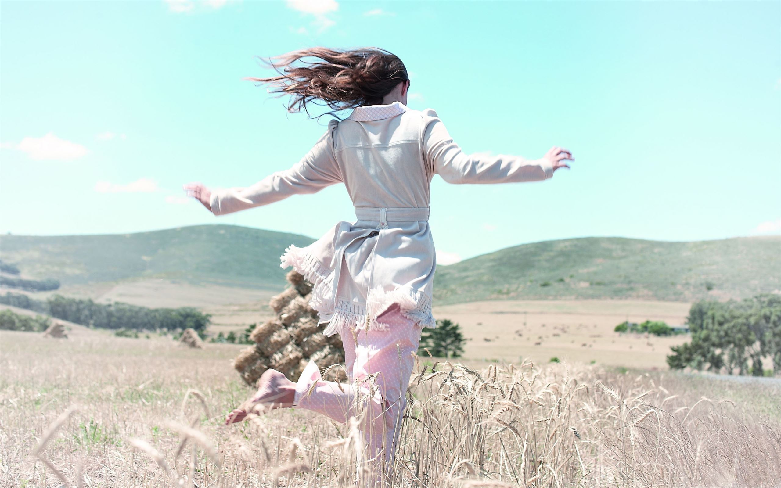 Картинки новый день новые радости. Счастливая девушка. Девушка убегает. Девушка кружится. Девушка бежит в поле.