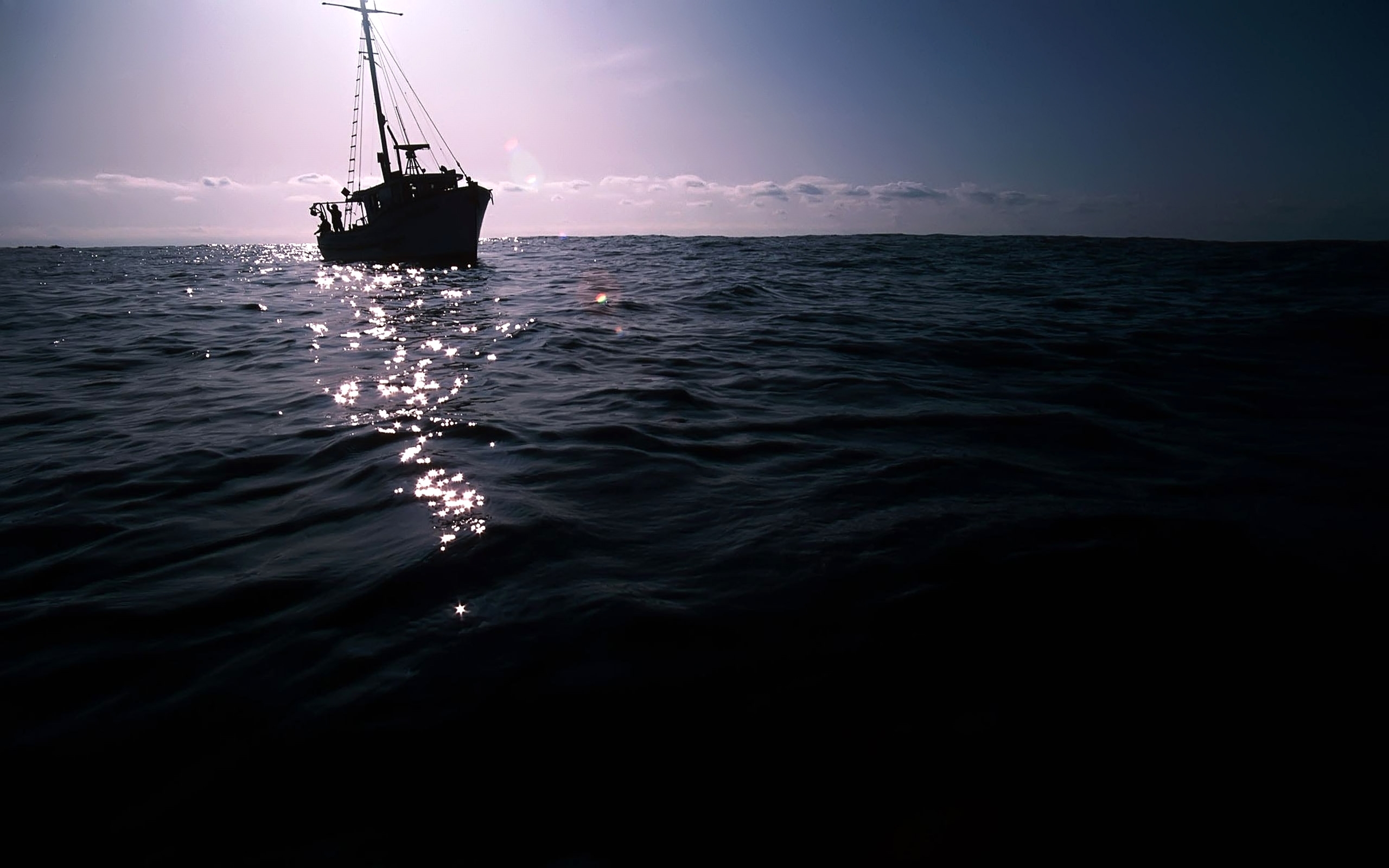 Корабль в океане одинокий. Корабль в океане. Лодка в море. Корабль на воде. Море фото.