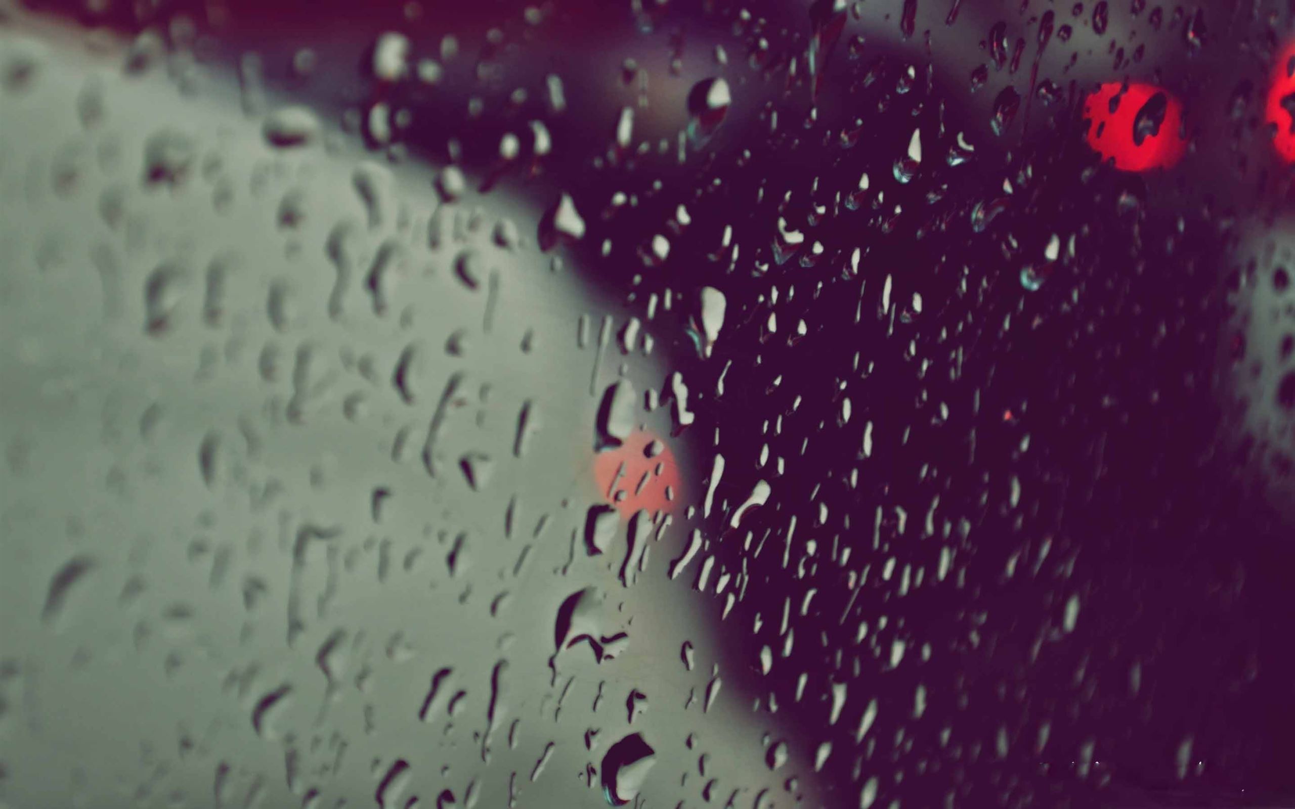 Песня по стеклу дождями. Капли на стекле. Дождь на стекле. Капли дождя на стекле. Дождь в окне.
