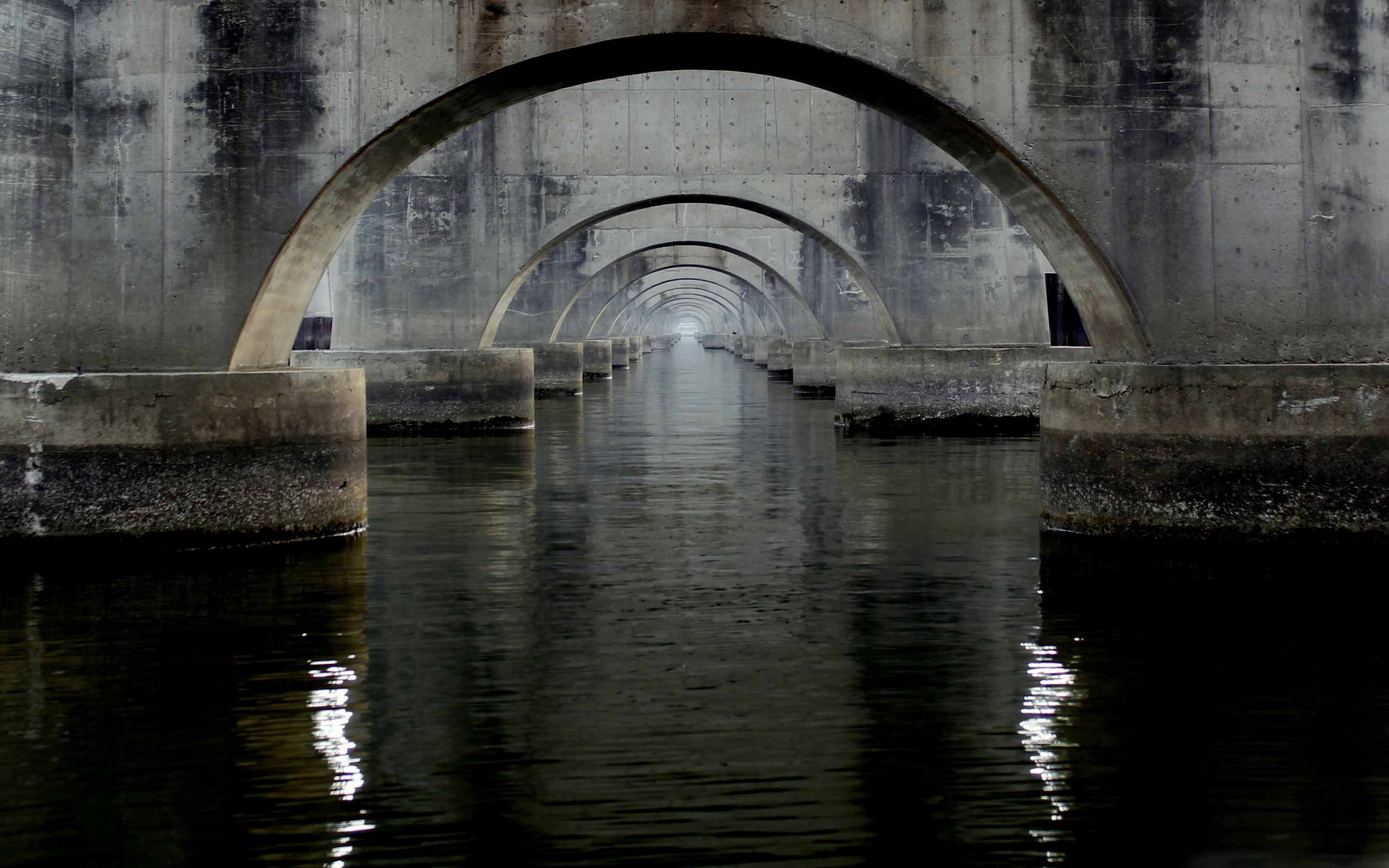 Арка в воде. Отражение моста в воде. Мост под водой. Арка под мостом. Отражение в воде.