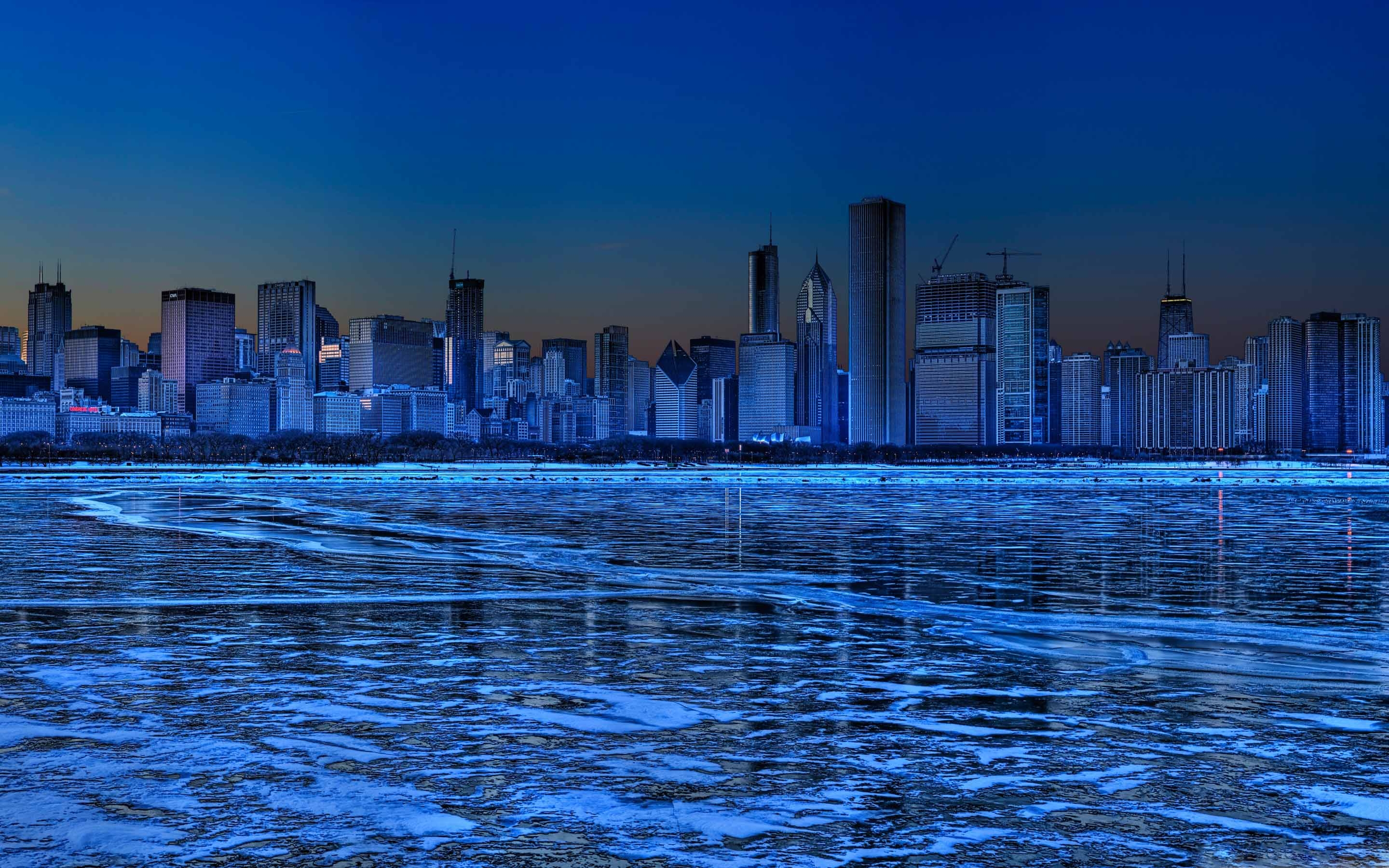 2 экран города. Детройт небоскребы. Чикаго (Иллинойс) озеро голубой. Скайлайн Чикаго. Панорама Чикаго.