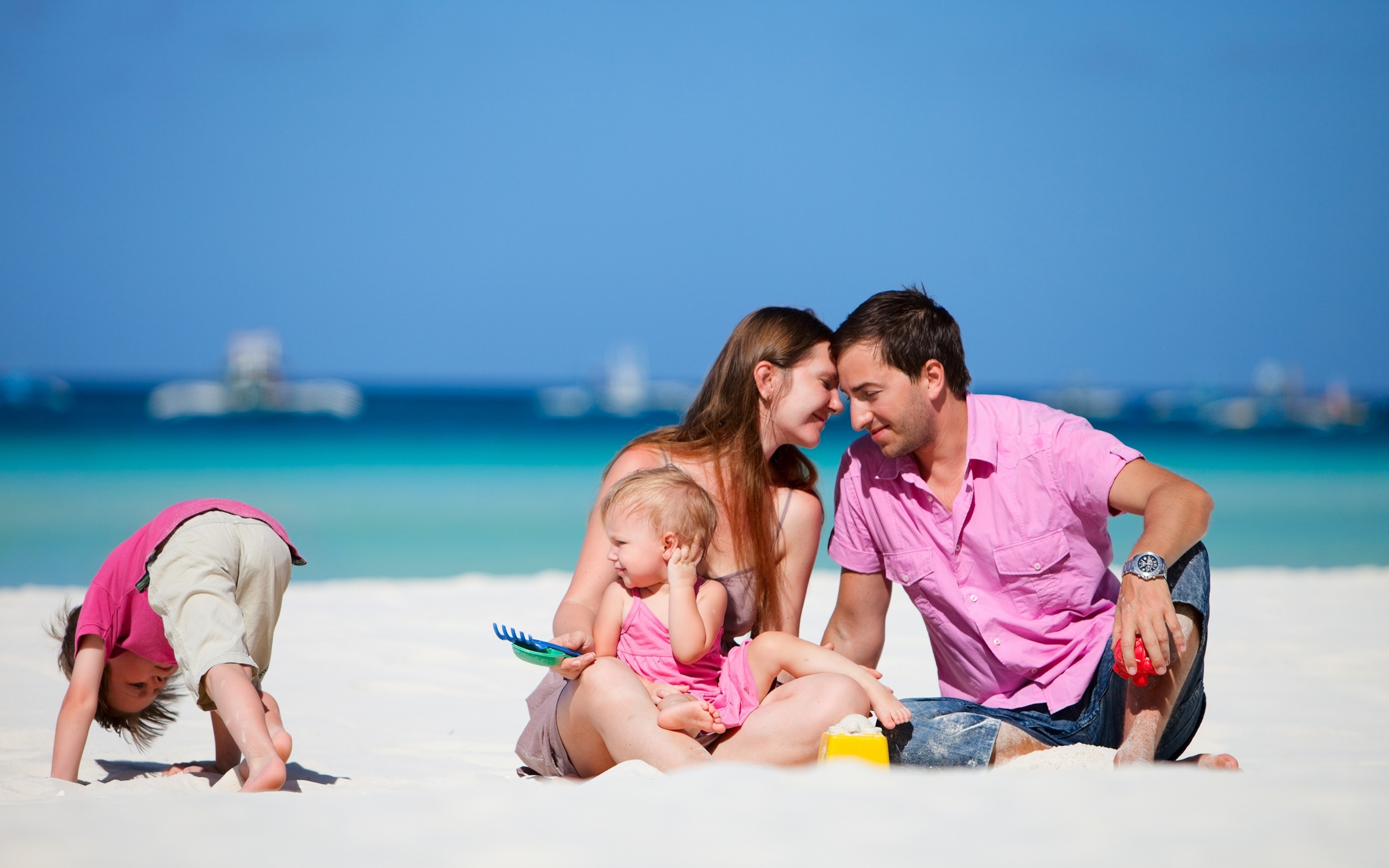 Мама папа на пляже. Счастливая семья на море. Семейная фотосессия на море. Счастливая семья на аляде. Семья на пляже.