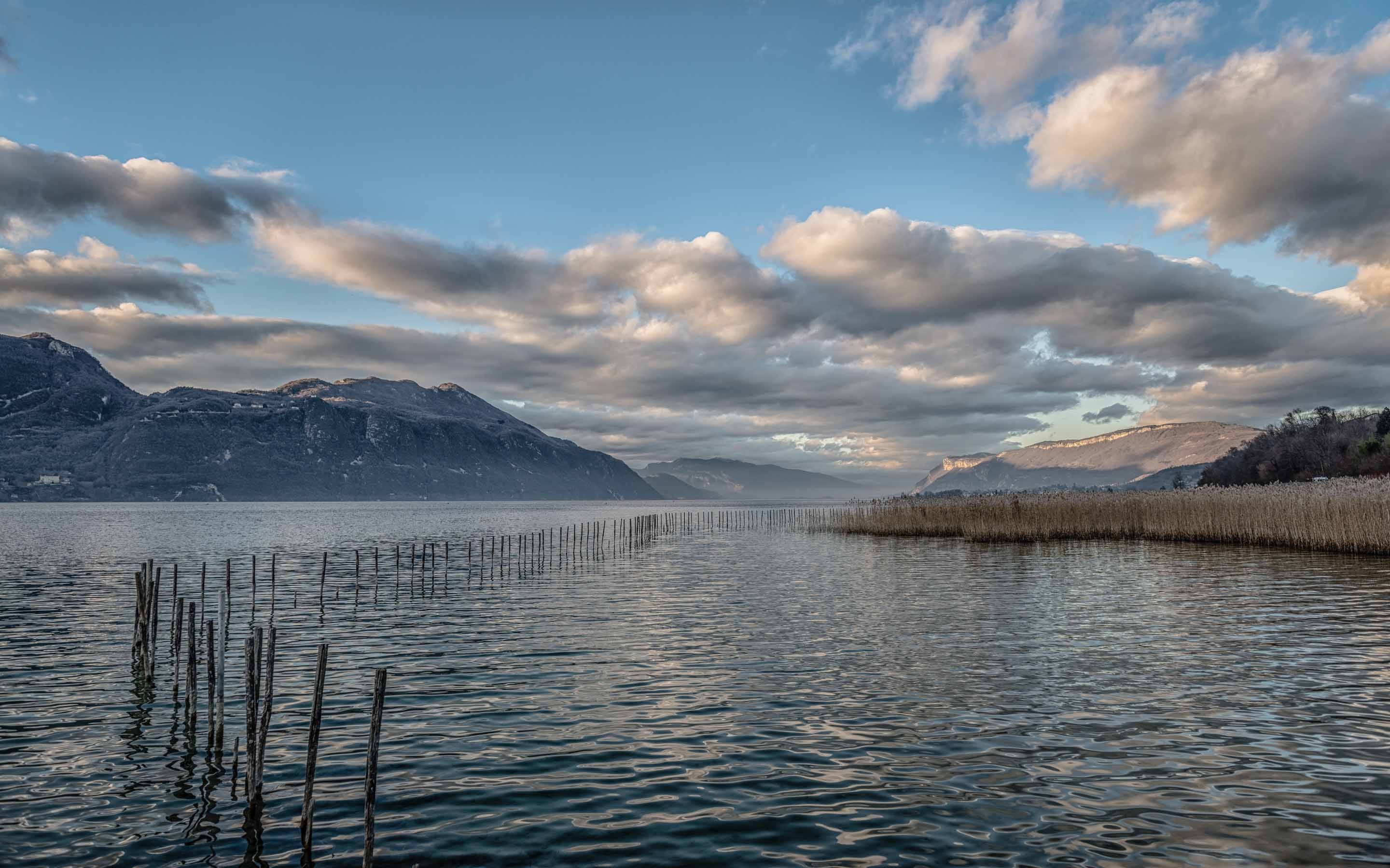 Водохранилища европы. Лак-дю-Бурже озеро. Озеро Bourget (Savoie). Озеро Ле Бурже Франция. Озеро Севан.