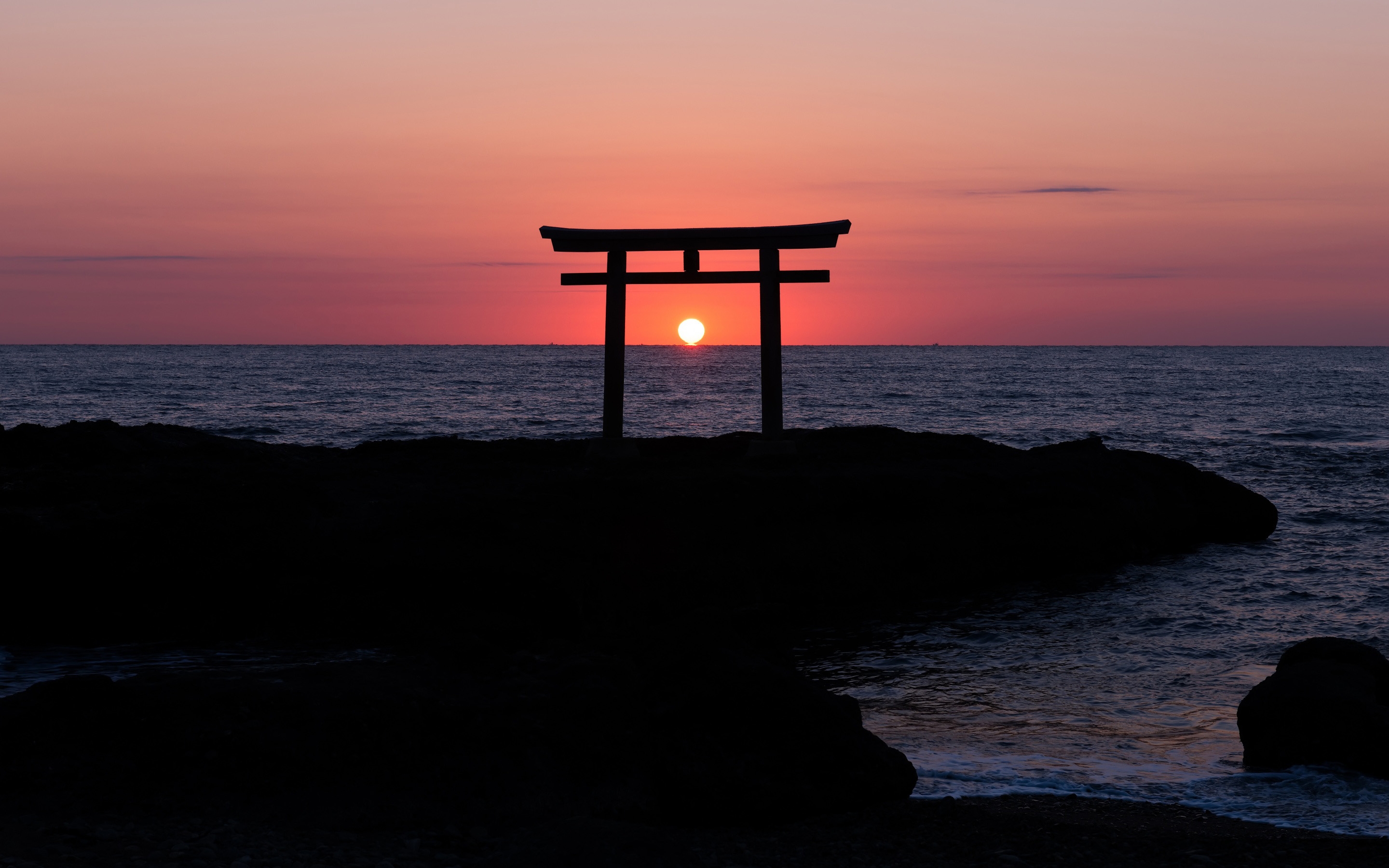 Тихий океан на японском. Япония врата тории рассвет. Япония тории и солнце. Япония тории закат. Япония тории Самурай закат.