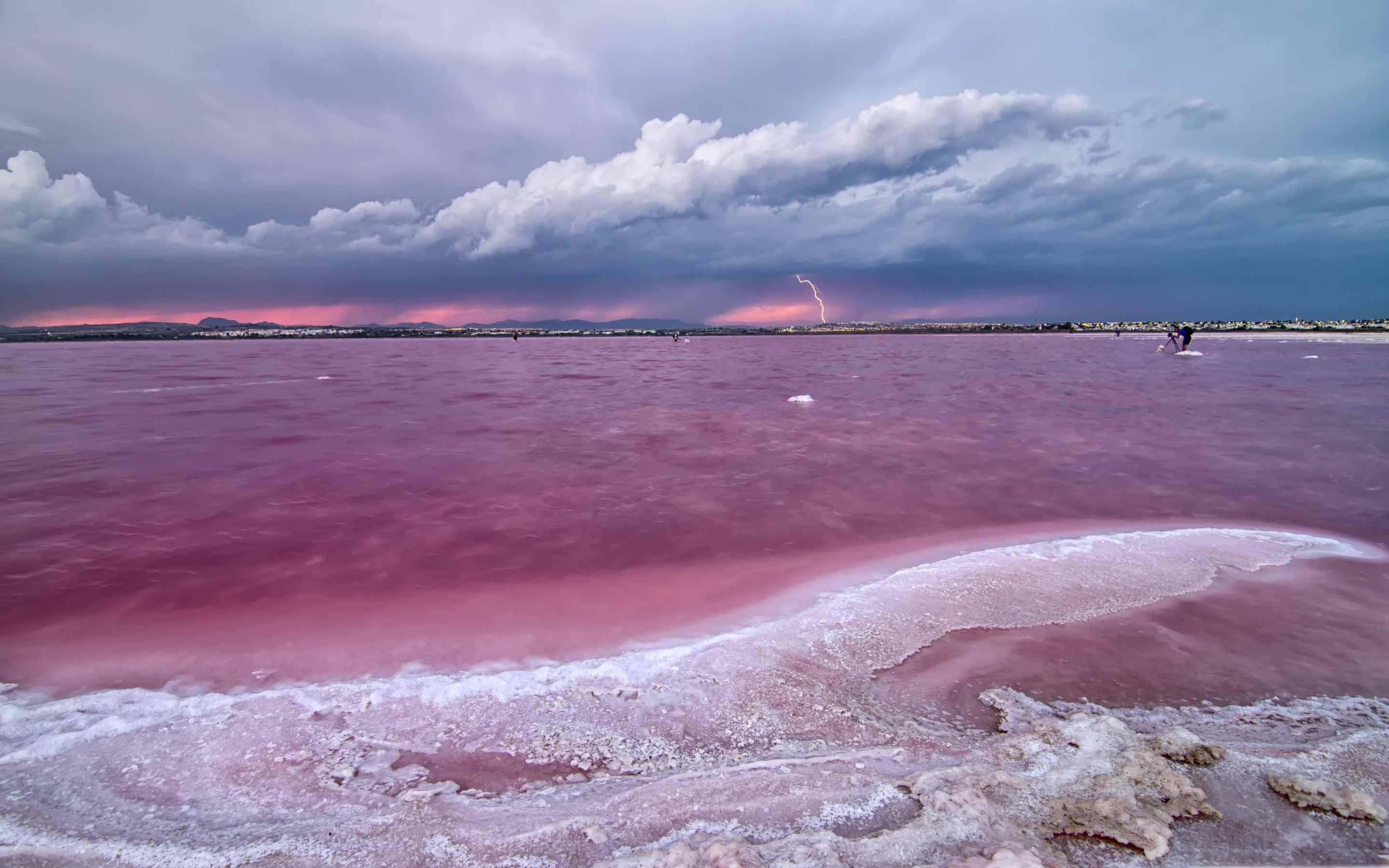 Есть розовое озеро. Озеро Ретба Сенегал. Ретба — розовое озеро в Сенегале.. Розовое озеро Хиллер Австралия. Озеро Хиллер (остров Миддл).