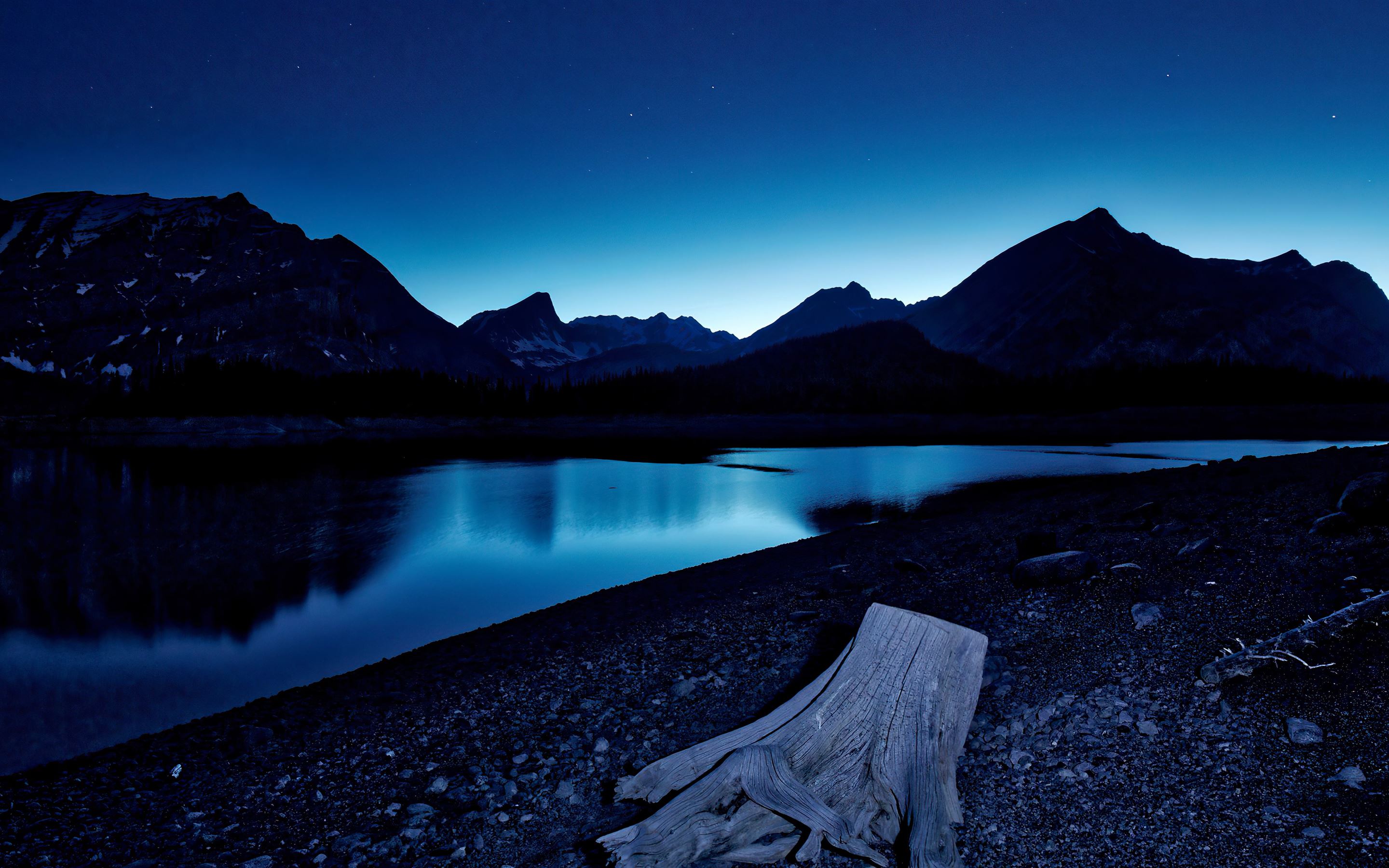 24 часа на озере. Звездное небо горы озеро. MACBOOK Pro Wallpaper 8k. Новозеландия звезды озеро.