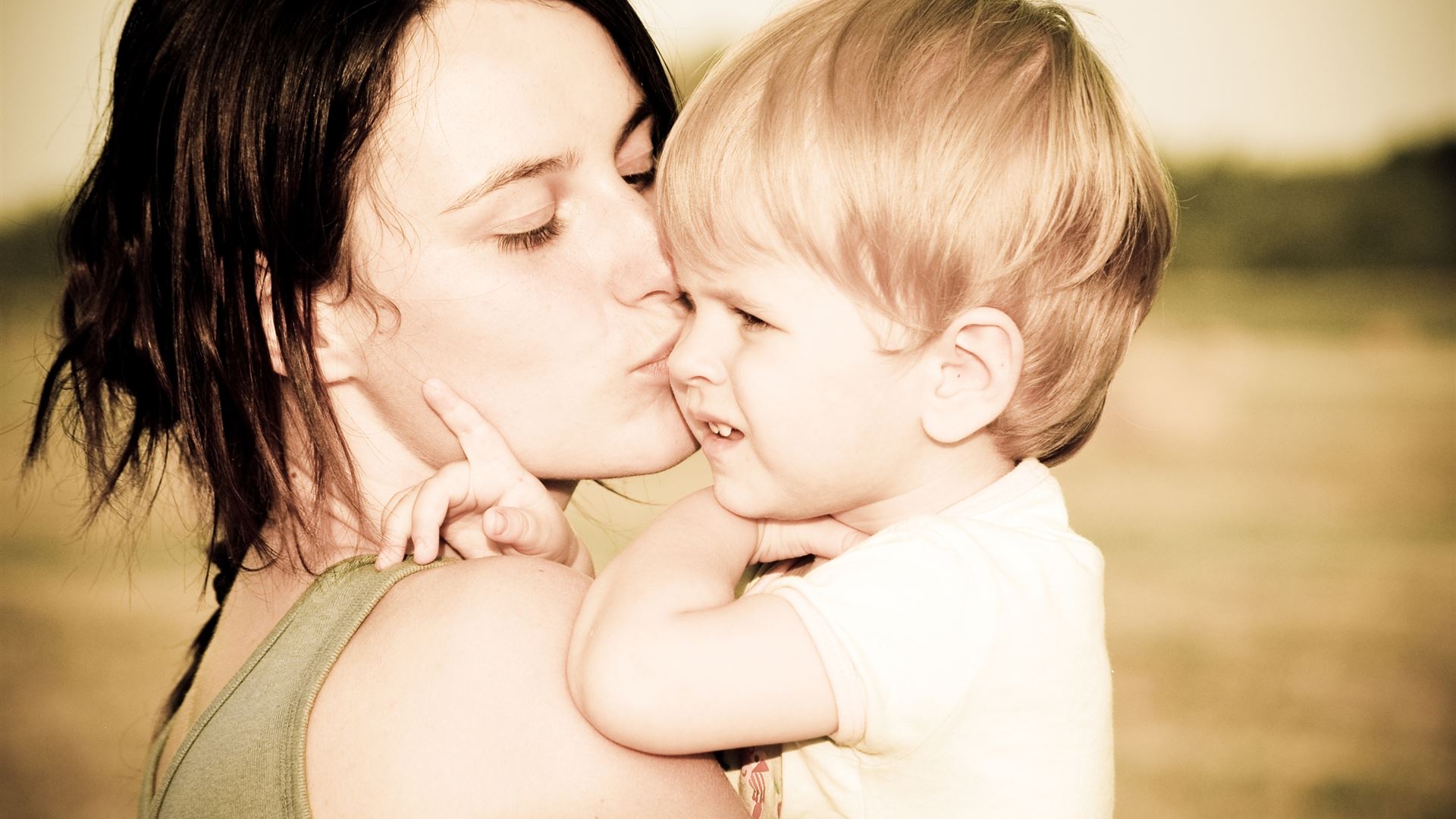Поцелуй мамы стихи. Мать с ребенком. Женщина с ребенком. Любовь к ребенку. Мама картинка для детей.