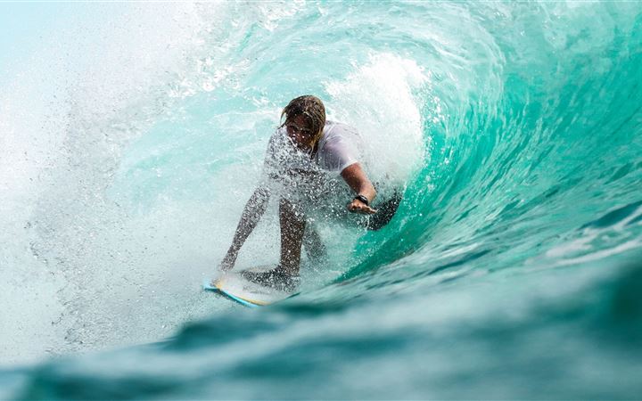 Surfing down a wave iMac wallpaper
