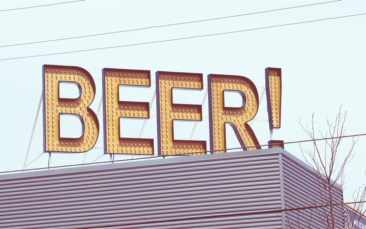 A beer sign on a bar All Mac wallpaper