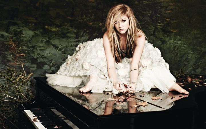 Avril Lavigne In A White Dress MacBook Air wallpaper