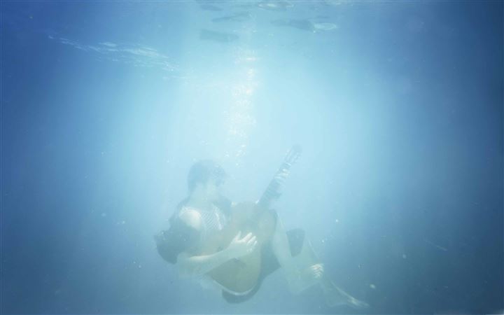 Playing Guitar Underwater MacBook Air wallpaper