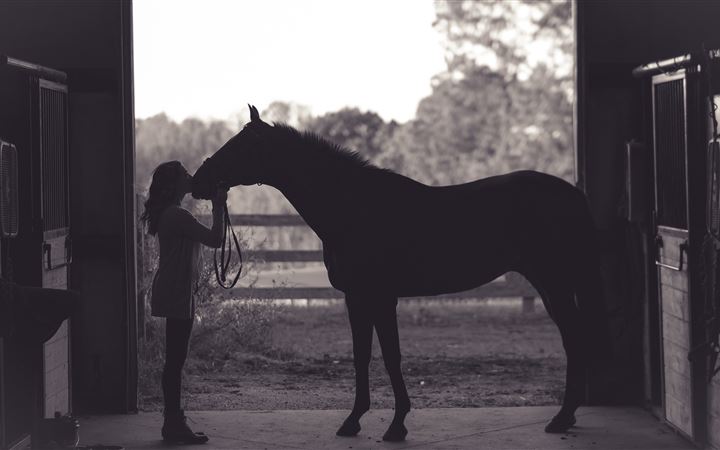 She loves her horse. All Mac wallpaper