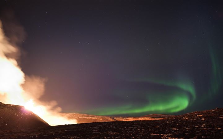 northern lights over the fagradalsfjall volcanic e MacBook Air wallpaper