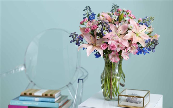 Beautiful Lilies Bouquet In A Vase MacBook Pro wallpaper