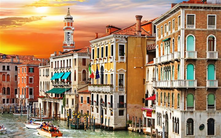 Colorful Venice Corner MacBook Pro wallpaper