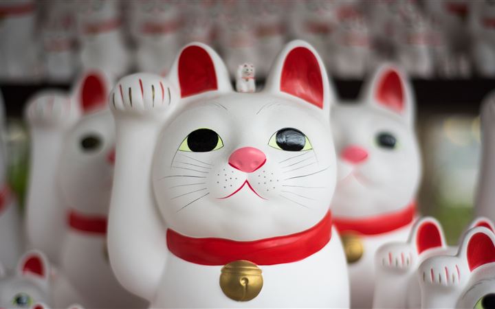 Japanese cat figurines MacBook Pro wallpaper