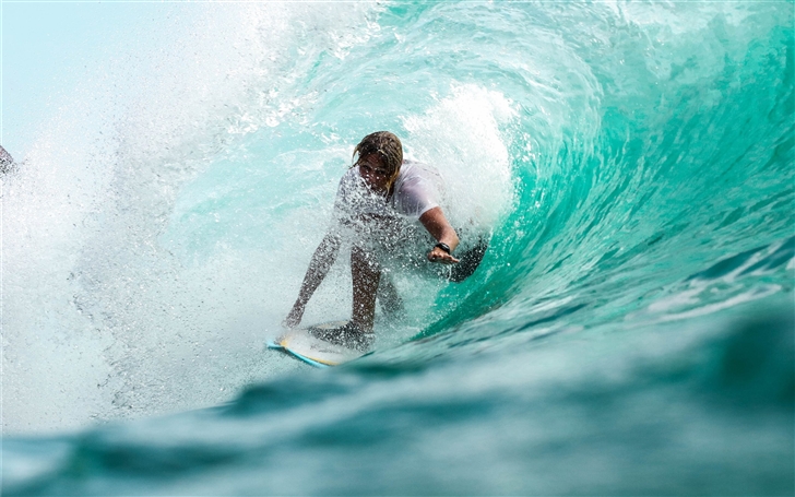 Surfing down a wave Mac Wallpaper