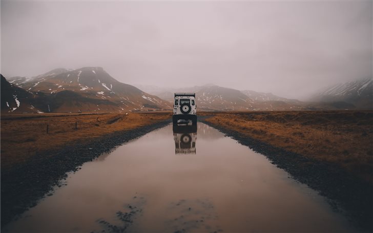 Land Rover in a foggy Sk... Mac Wallpaper