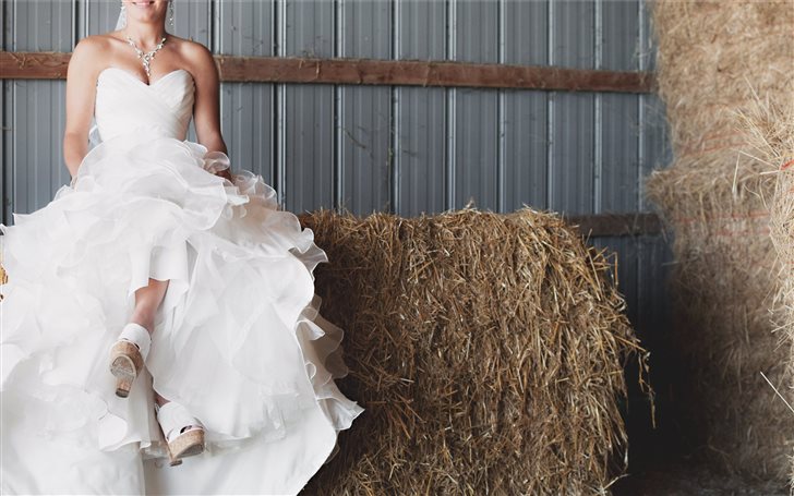 Bride in hay barn London Mac Wallpaper
