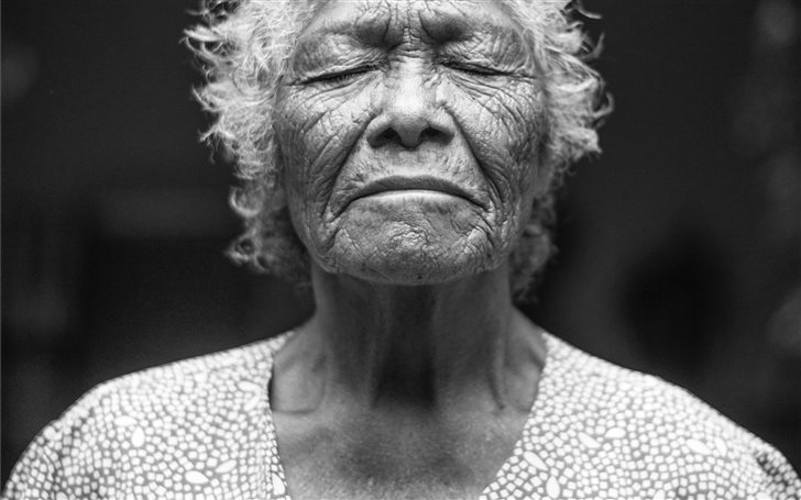 Old woman closing her eye... Mac Wallpaper