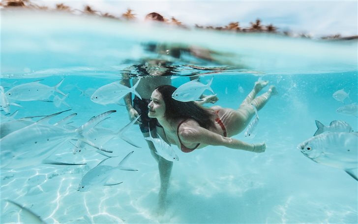 Swimming in the Maldives Mac Wallpaper