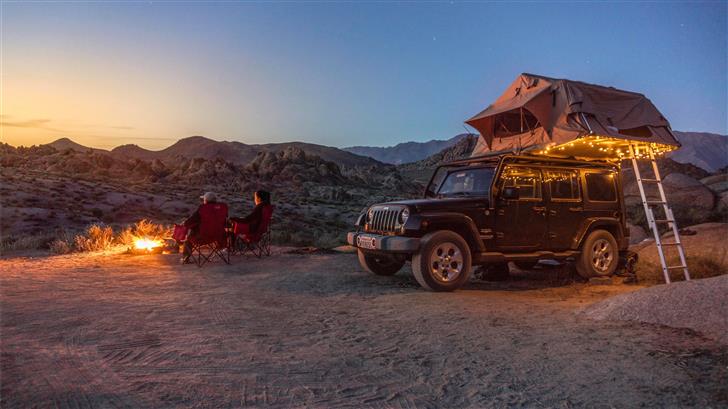 black jeep at a desert Mac Wallpaper