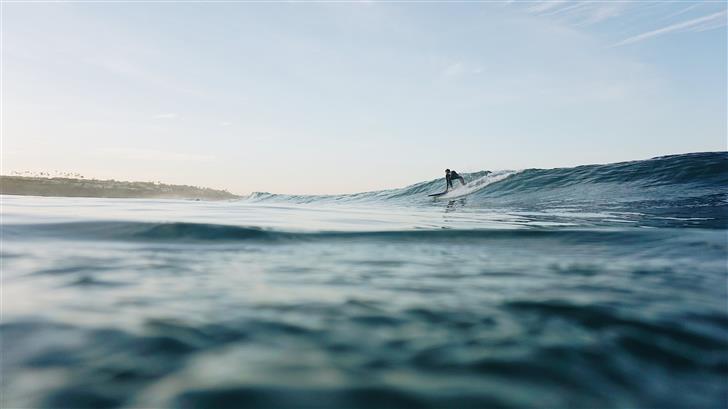 man surfing at sea Mac Wallpaper