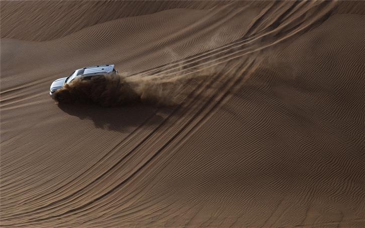 white SUV on desert Mac Wallpaper