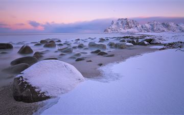 soft snow on uttakleiv beach 5k iMac wallpaper