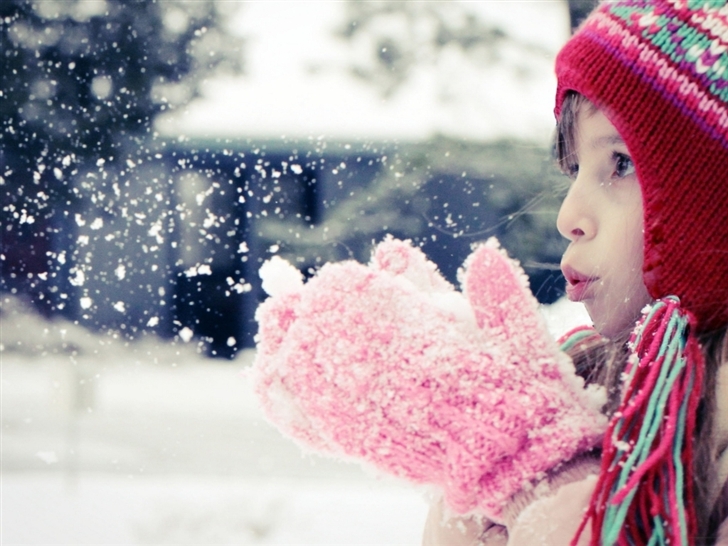 Girl playing with snow Mac Wallpaper
