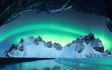 aurora in iceland mountains 5k MacBook Pro wallpaper