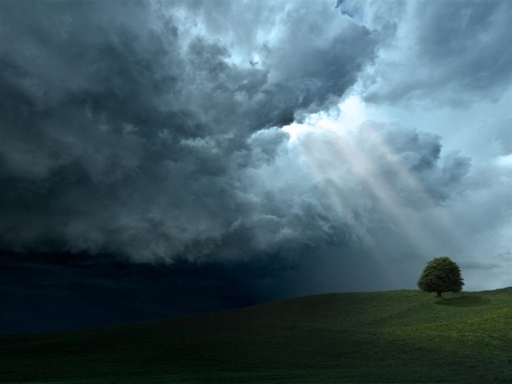 Storm cloud sun rays Mac Wallpaper