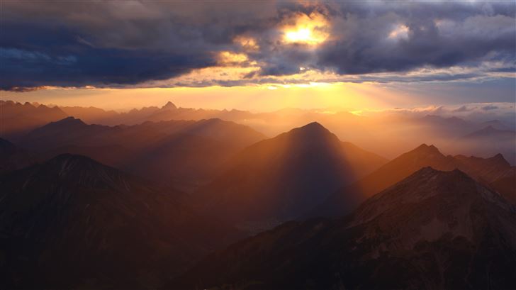 cloud rays over mountains Mac Wallpaper
